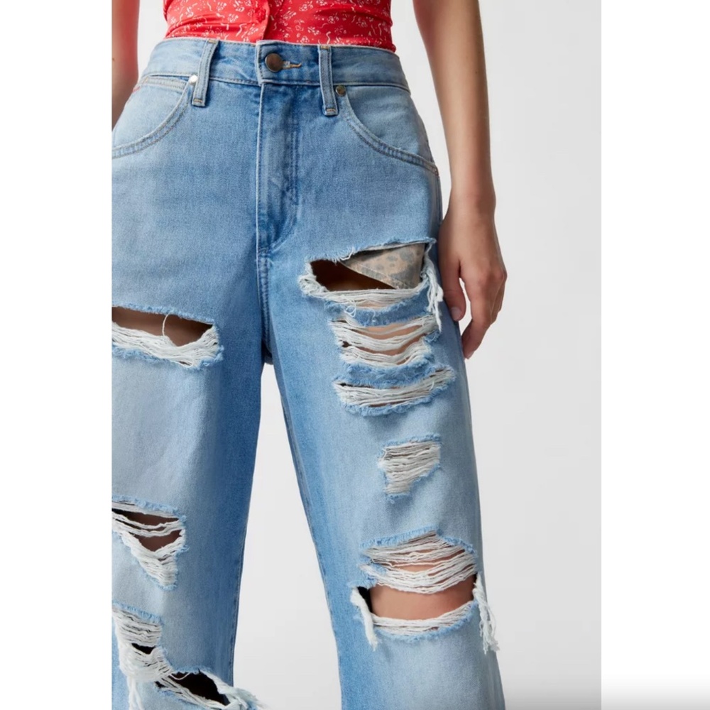 Wrangler X Fender Relaxed Mom Jeans in Light Wash Destroy Size 28 X 28 Irregular - Picture 8 of 16